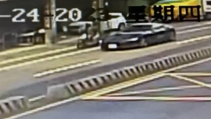 影/扁女婿趙建銘開法拉利疑超車不慎釀事故！騎士電動車遭撞毀損