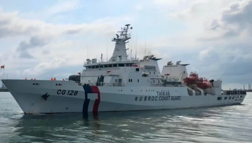 台籍漁船日本公海起火棄船獲救　海巡「宜蘭艦」當UBER千里送藥