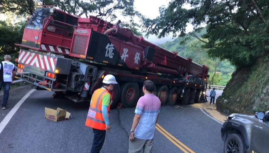 吊車故障卡台9線！巨大車身直接「阻斷雙向」　蘇花路廊中斷4小時
