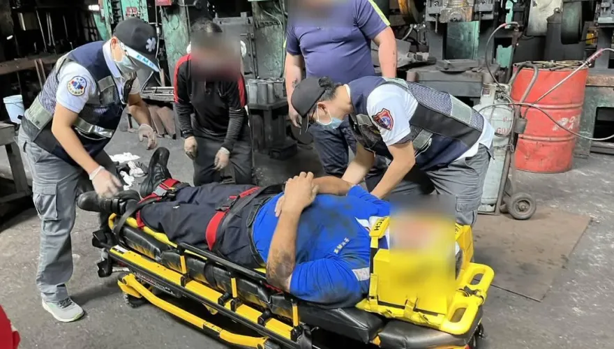 快訊/零件模具爆開！高雄岡山汽車零件廠2工人炸傷送醫