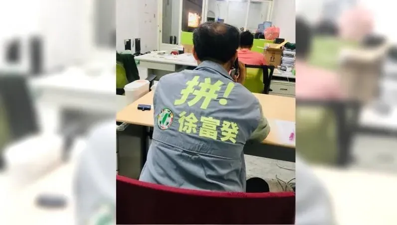 公海火燒漁船！船長高血壓藥遭燒毀　「宜蘭艦」救人兼送藥