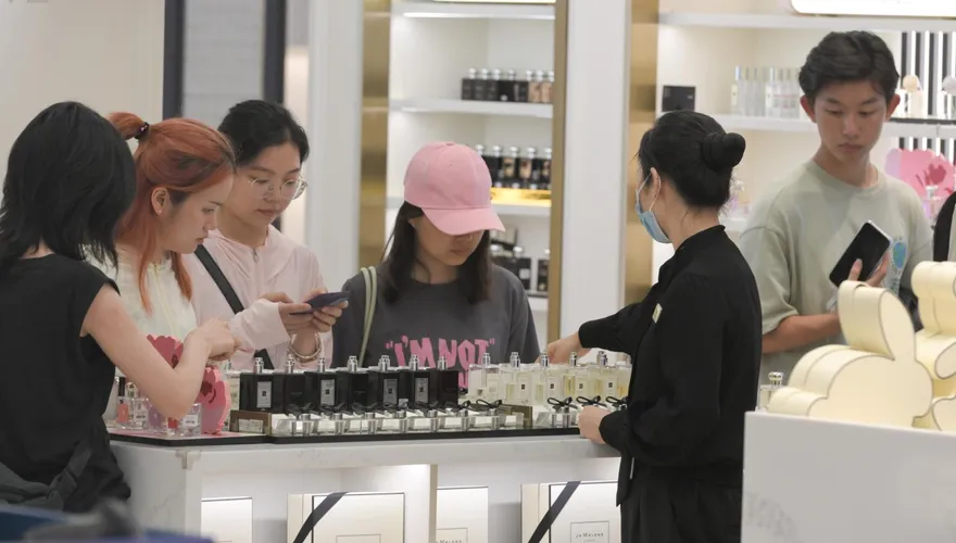 買精品必看！她實測同款耳環「免稅比較貴」　內行人揭隱藏陷阱