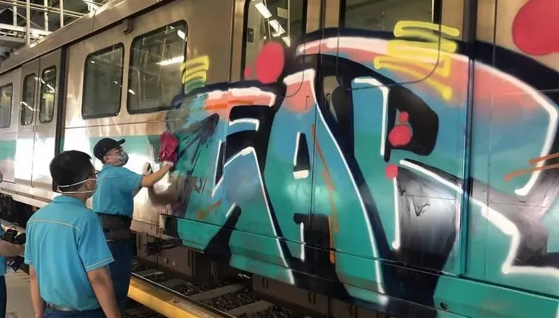 捷運列車遭塗鴉！高捷批毫無美感：已報警最高罰1百萬