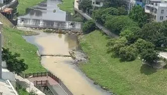 影/中壢老街溪疑遭工業水污染 　溪河驚現「奶茶色」嚇壞當地人