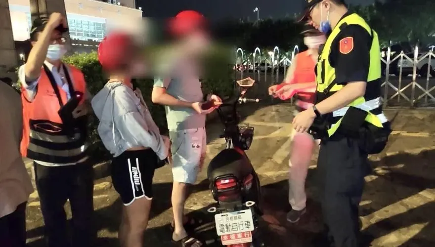 掃黑大行動！板橋警攜手監理站查緝違規「爆改猴」　擴大臨檢竟又遇毒蟲