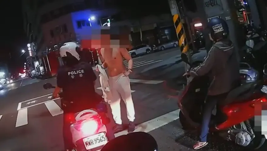 影/高雄男子酒醉鬧街還脫衣大叫　因擾亂交通遭裁罰500元