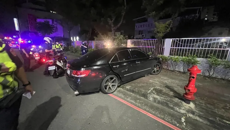 影/高雄失竊車拒檢逃給警察追　自撞後棄車烙跑…警循線追緝中