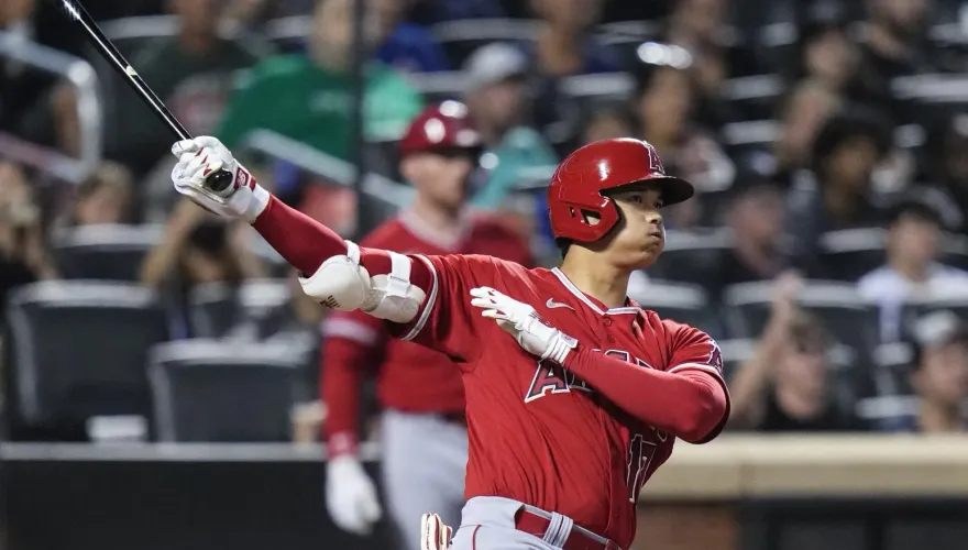 影/看不出右肘有傷！大谷翔平「二壘打」狠擊同鄉　3保送又沒球打
