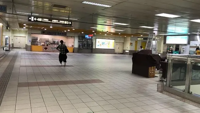 太惡劣了！高雄囂張男捷運站抽菸「不爽被勸」　2度拳毆女站務長…警緝捕中