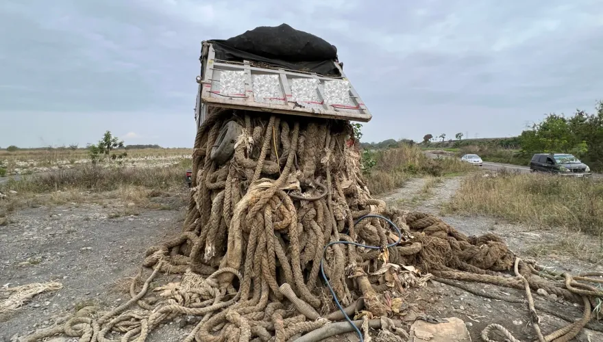 影/濁水溪驚見「大海怪」！環保蟑螂沿線亂倒巨繩　廢棄物竟來自興達港