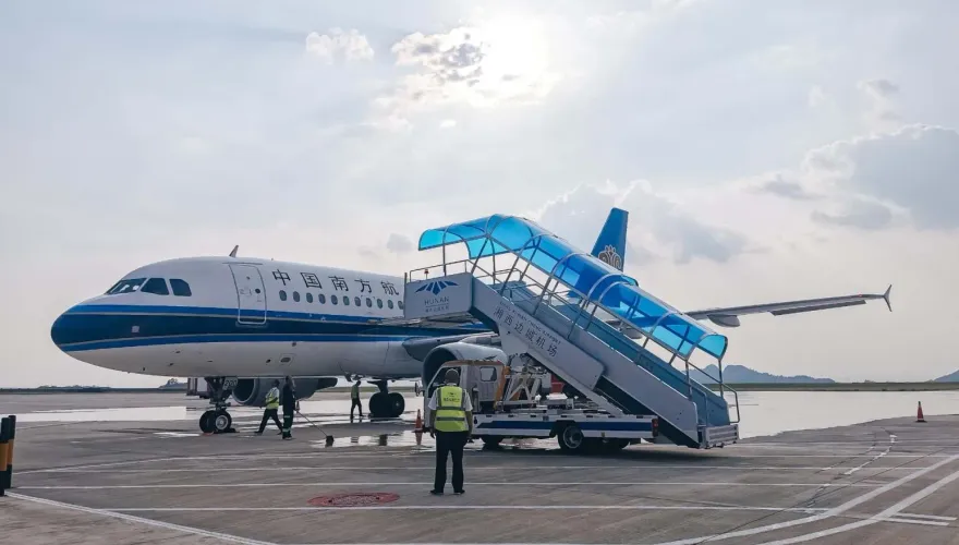 登機客梯突撤…陸南航座艙長摔落4公尺高機艙　驚傳昏迷全身多處骨折
