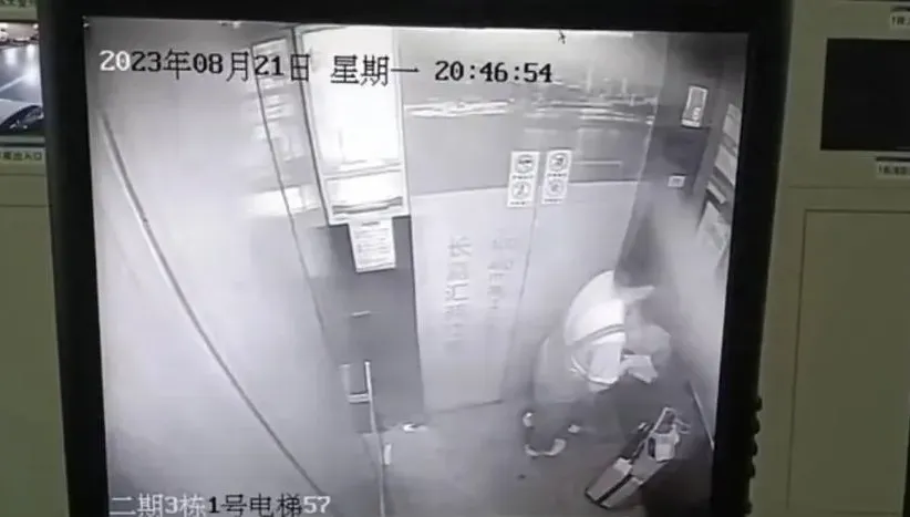 影/跟團出遊突「下體陣痛要生了」　她電梯內分娩後「嬰兒塞垃圾桶」落跑