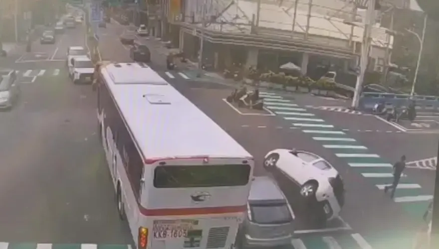 影/技術片！閃公車急切車道　後車閃不過驚現「平衡車」特技
