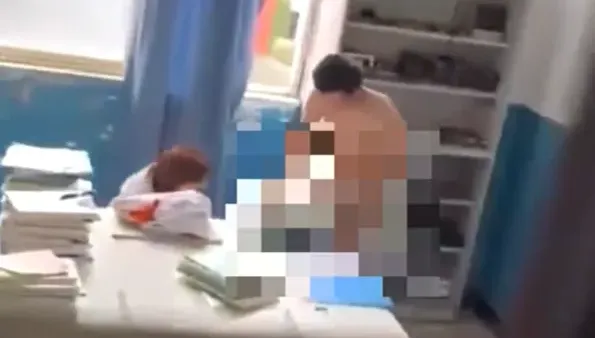 影/很懂玩！男女大生「教師辦公室鋪床狂啪」　老師敲門嚇軟喊：等一下再2分鐘