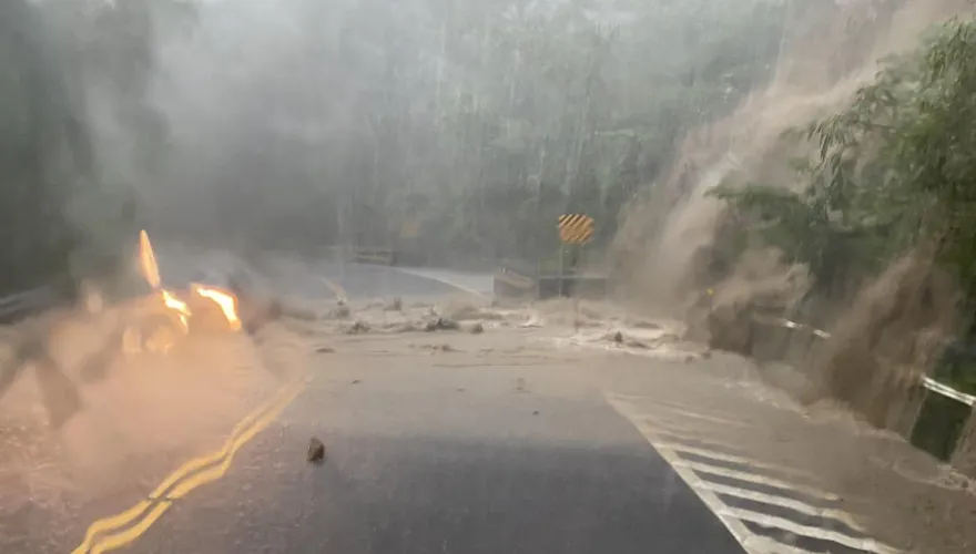 快訊/台18線大雨釀災！阿里山公路遭泥流淹中斷　車輛冒險通行