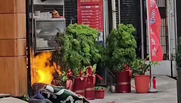 轟！高雄牛肉麵煮到火燒攤子　2正妹吃到一半嚇到奪門而出
