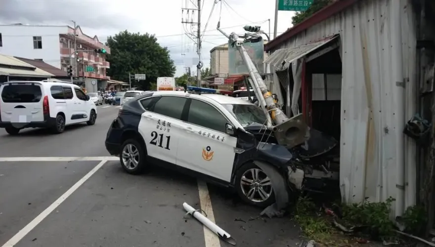 台東警車趕勤務！閃機車逆向衝進民宅「車頭撞爛」　警員受傷送醫