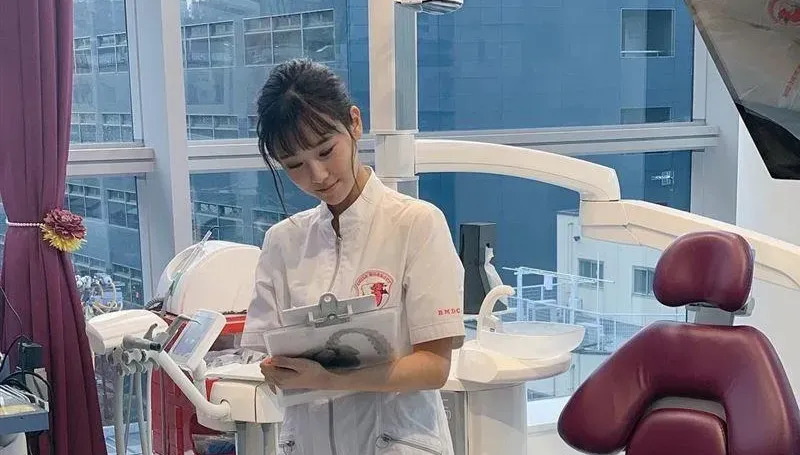 「最美牙醫」升格人妻魅力不減！ 西原愛夏白袍一脫　網見「深溝」噴鼻血
