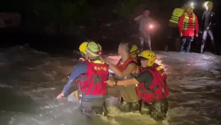 屏東午後雷雨溪水暴漲！警消冒險渡河搶救4溯溪客