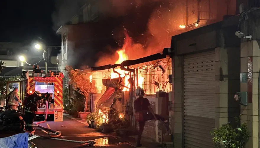 快訊/台南凌晨民宅大火1住戶跳樓逃生骨折　消防員身體不適送醫