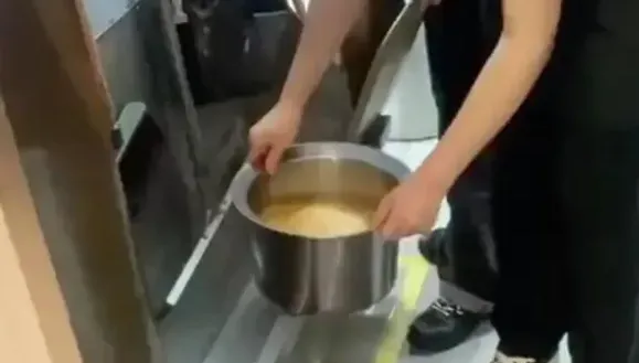 餐廳疑用「自來水泡柳橙汁」　遭人爆料後發文道歉：已免職店長