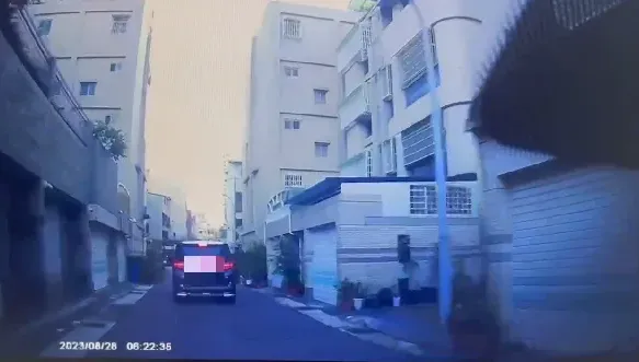 影/違停被喊停…下秒油門催落暴衝！警不追了：直接開他罰單　追捕畫面曝