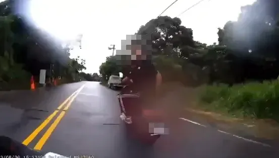 影/X你娘哩！騎士急煞車「嚇到後方8+9」國罵連噴　2山道猴下場超級慘