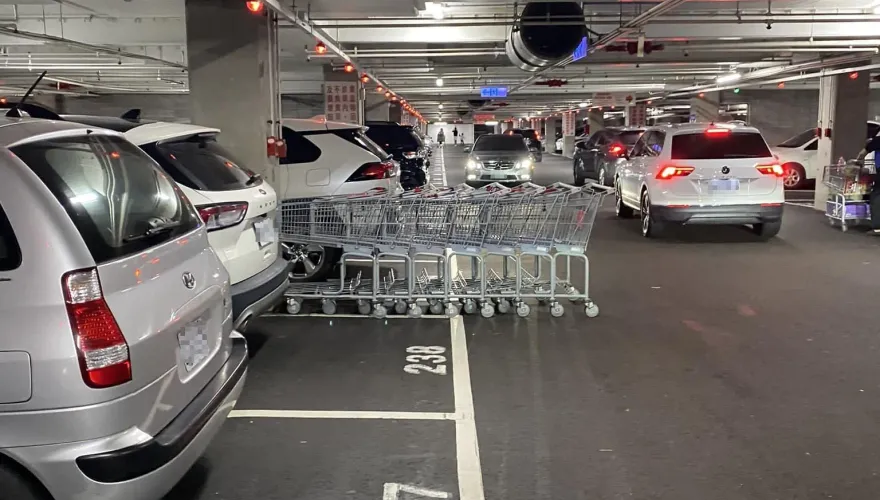 好市多亂象+1！中和店手推車整排佔車道　網嘆：教育失敗