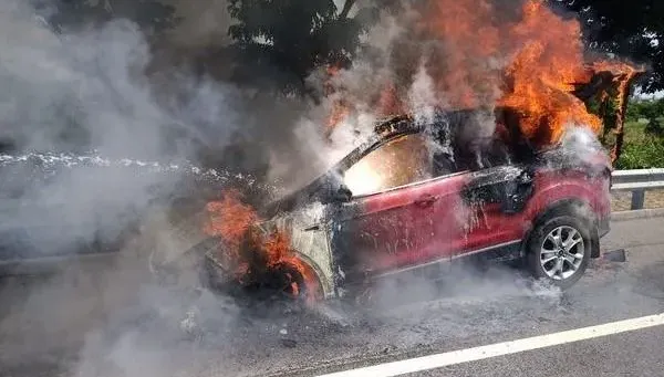 快訊/國1新營段火燒車駕駛跳車！火舌狂噴　紅車燒剩骨架