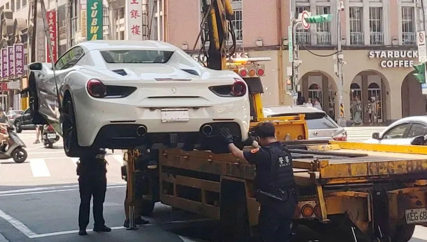 影/北市中正區遭註銷車牌「法拉利」霸停紅線　警帥氣整輛拖走