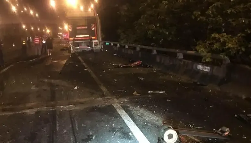 鬼月夜半國道詭死！貨車自撞護欄駕駛下車看　聯結車追撞夾斃