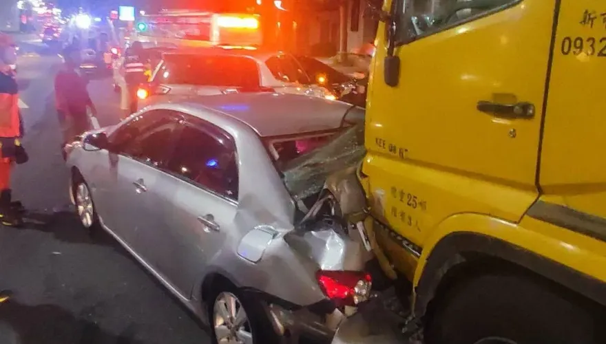 快訊/新北淡水5車連環撞！水泥車疑恍神失控追尾　1人送醫