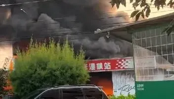 快訊/台中汽修廠祝融　猛烈火舌吞噬鐵皮屋、黑煙竄天際