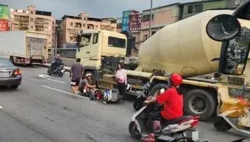 悚！土城機車對撞水泥車　婦下半身捲入車底、右小腿輾斷