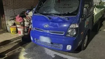 快訊/淡水今夜不平靜！女子4樓頂墜下「撞裂貨車擋風玻璃」搶救中　現場留遺書