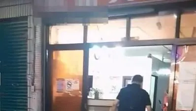 影/高雄鳳山旅社喋血！男持刀刺傷22歲越女落跑　追緝中