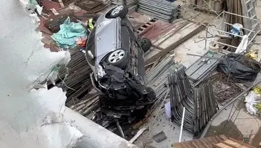 快訊/台中轎車高速墜B3工地！2人受困送醫　暴衝影像曝光