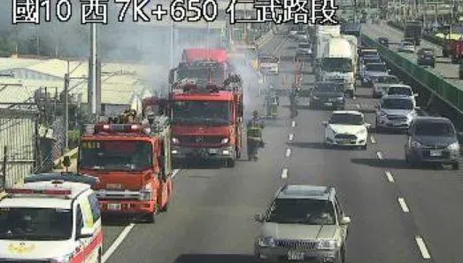快訊/國10西向仁武段聯結車起火　占用路肩警消搶救中