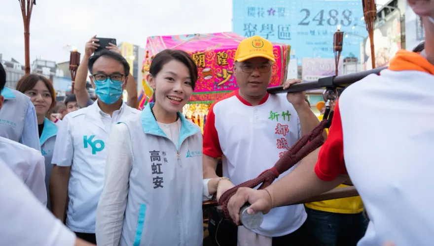 竹塹中元城隍祭「查夜暗訪」　百人手持火把照亮新竹市夜空