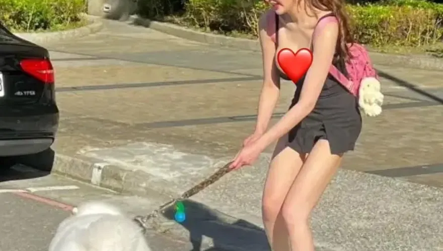 雪乳妹「與狗拔河」遭起底！原來是JKF女郎　嘆：牠想回超商吹冷氣