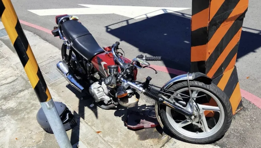 快訊/三重機車自撞電箱前叉折斷　騎士胸部重擊內出血送醫急救