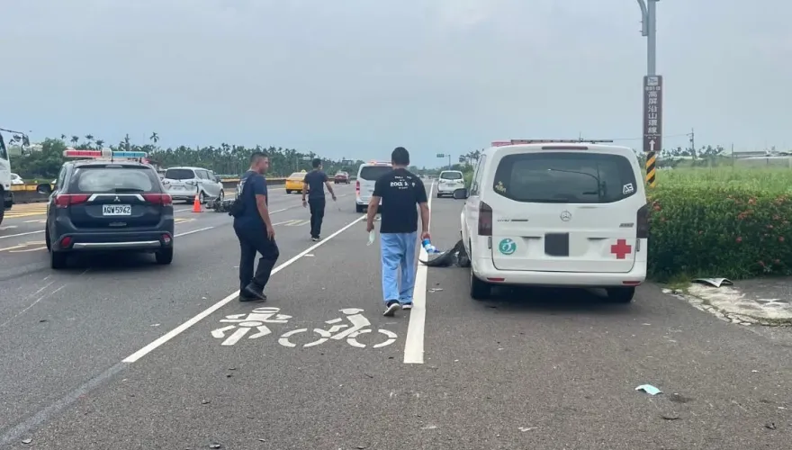 影/屏東救護車搶救心臟病患！路口攔腰撞飛67歲騎士　送醫宣告不治