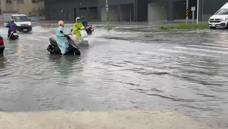 影/蘇拉颱風未到雨彈先狂炸！屏東爆積淹水災情　在地人直呼好恐怖