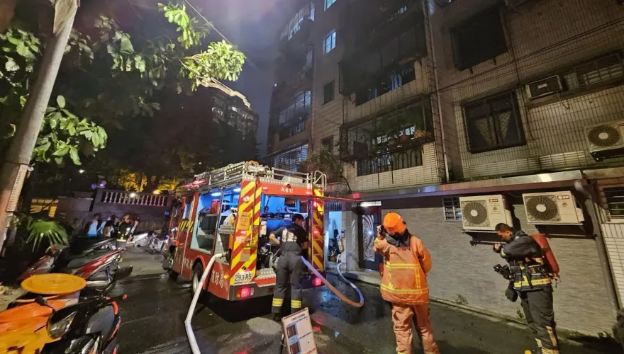 快訊/新店中興路公寓火警3樓冒火煙　警消趕赴現場灌救