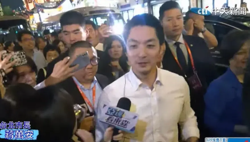影/蔣萬安體驗上海夜間經濟　民眾大呼市長好帥：以為是明星耶！