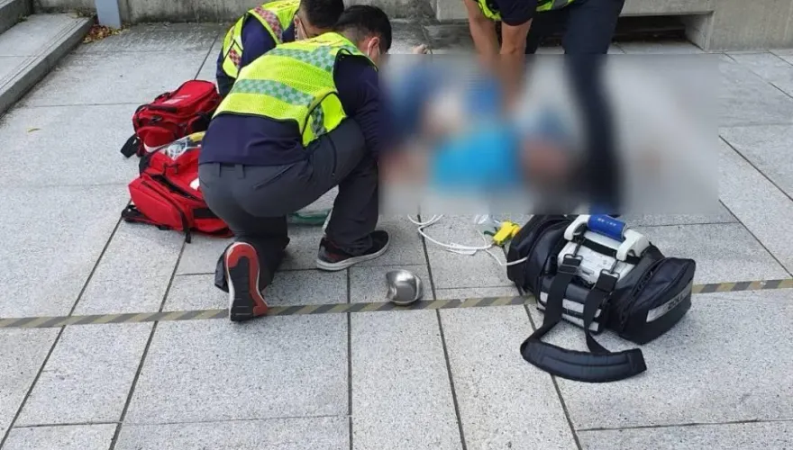 快訊/台中酒商市議會前廣場突倒地　送醫搶救仍宣告不治