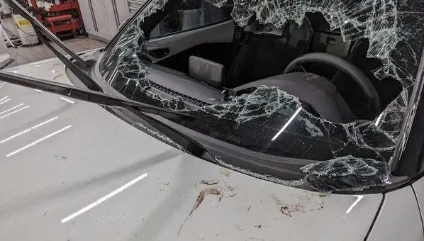 影/永和某停車場3轎車莫名被砸　「開鎖達人」全新百萬跑車也遭殃