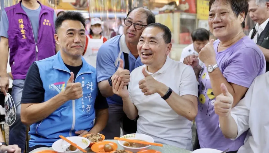 影/侯友宜人氣爆棚！逛基隆廟口大啖在地美食　支持者驚呼：內行的
