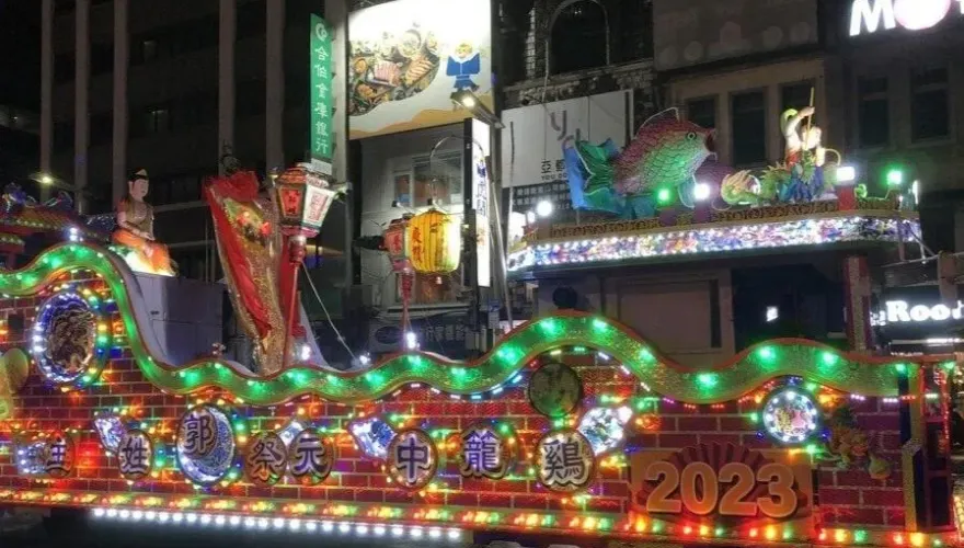 傳承百年放水燈遊行「鷄籠中元祭」　花車陣頭熱鬧登場