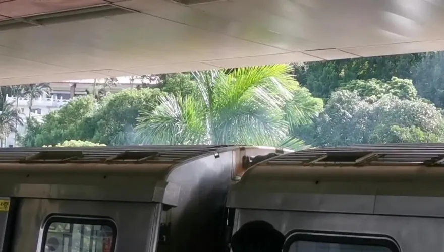 快訊/北捷劍潭站列車冒出大量濃煙！乘客驚慌逃出車廂